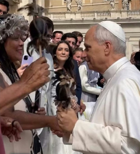 Prevost agitando un maracá 1