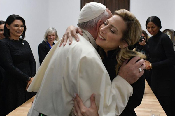 Papa abraza a Fabiola